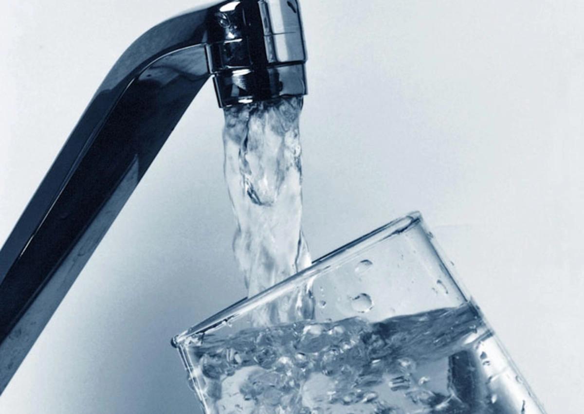 Eau qui coule d'un robinet
