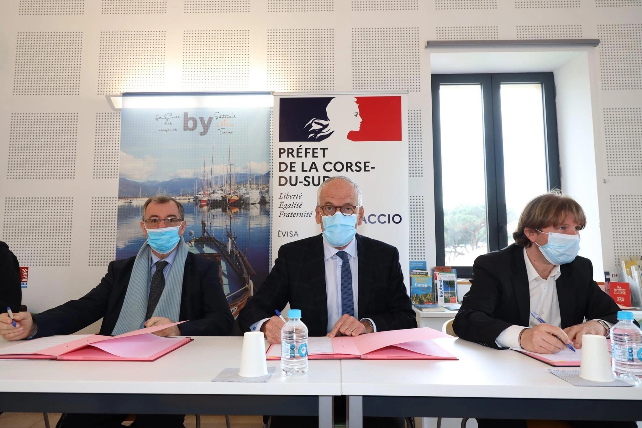 Signature d'une convention en présence du préfet